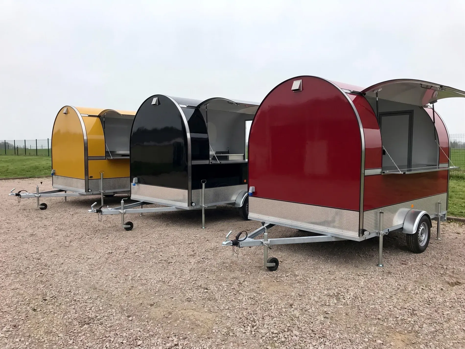 Plusieurs remorques food truck JR Location de coloris différents, alignées