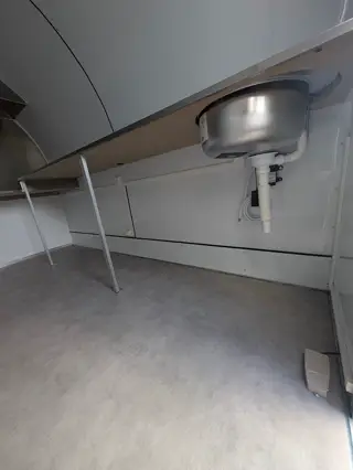 Évier encastré vu de dessous, sous le plan de travail inox