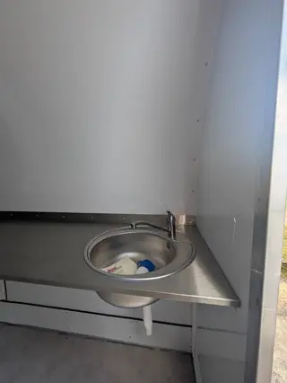 Lave-mains en inox avec robinet, vue intérieure de la remorque