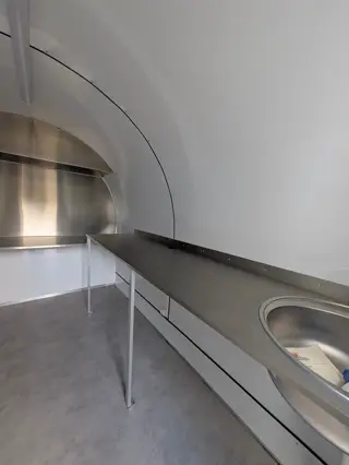 Plan de travail inox et évier à l'intérieur de la remorque
