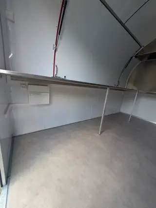 Tableau électrique sur la paroi et plan de travail inox sur pieds