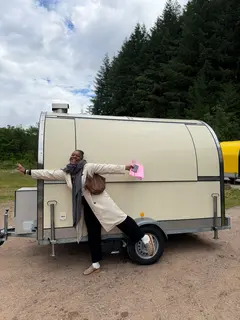 Client JR Location avec sa remorque food truck beige
