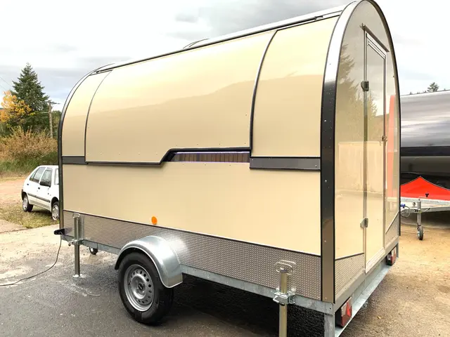 Remorque food truck coloris beige, vue de côté