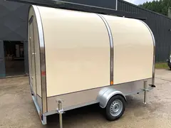 Remorque food truck coloris beige, vue 3/4 avant