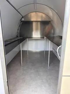 Vue intérieure de la remorque coloris beige, plan de travail complet