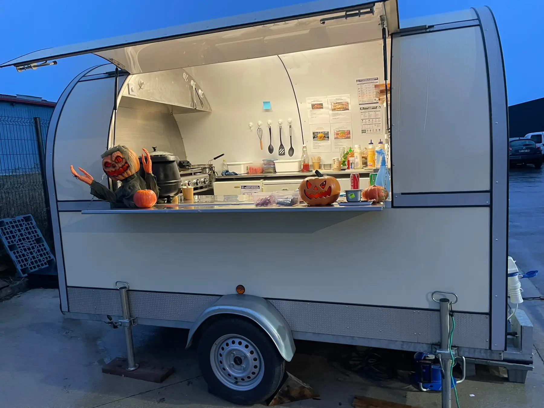 Remorque food truck coloris beige, volet ouvert