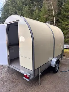 Remorque food truck coloris beige, vue 3/4 arrière