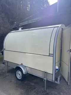 Remorque food truck coloris beige, vue sur la porte d'accès