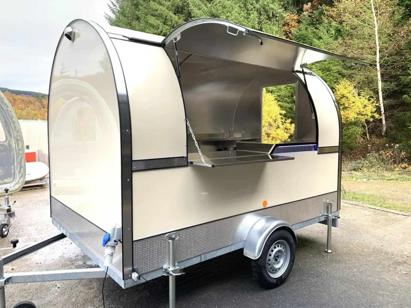 Remorque food truck coloris beige, stationnée en extérieur