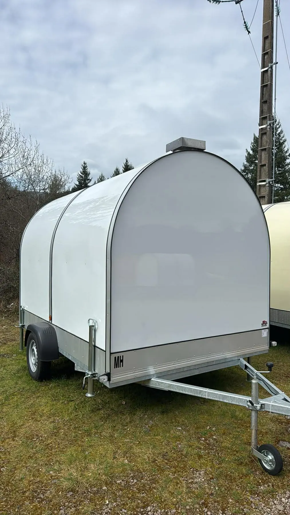 Remorque food truck coloris blanc, vue 3/4