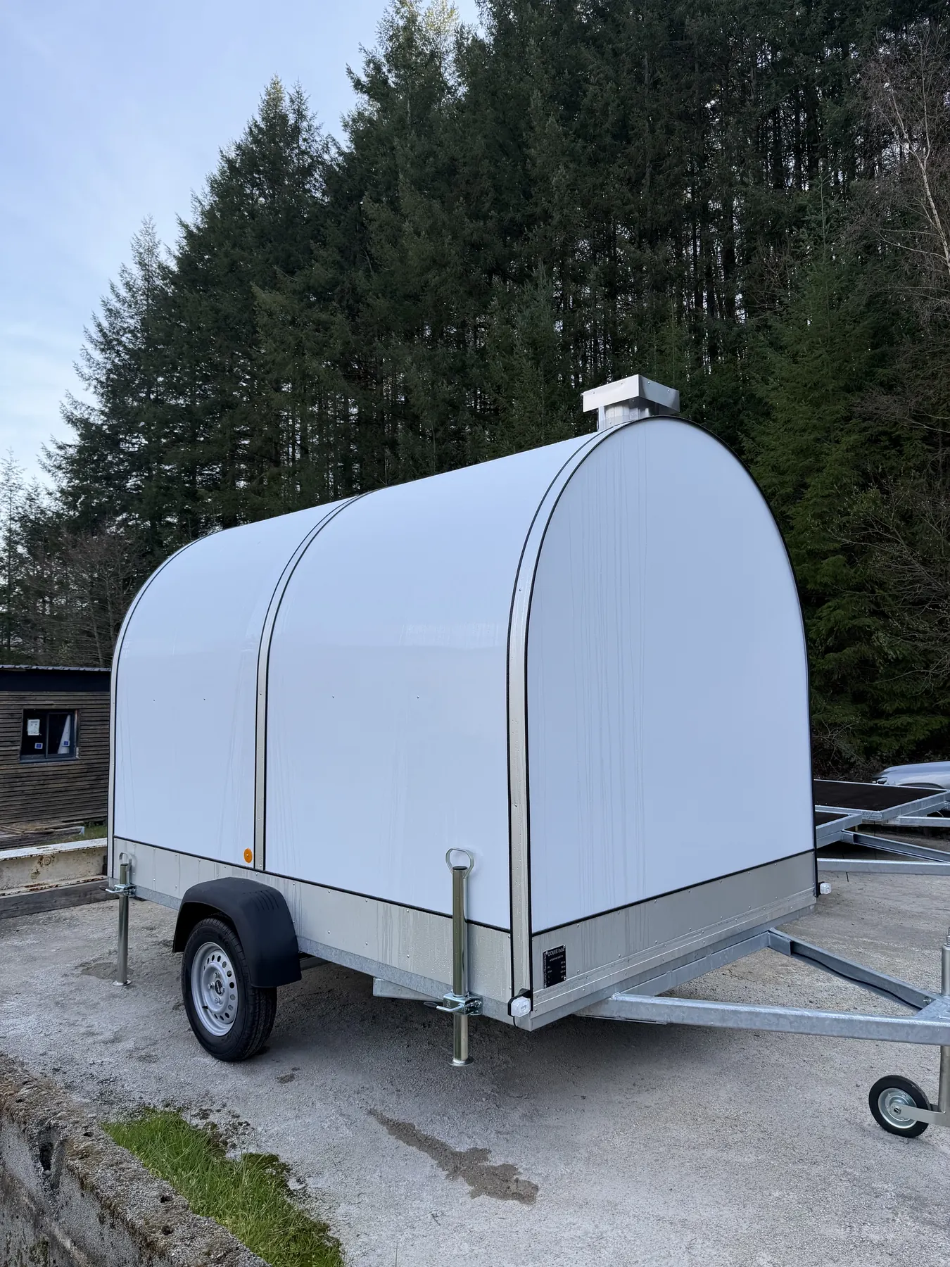 Remorque food truck coloris blanc, vue 3/4 arrière