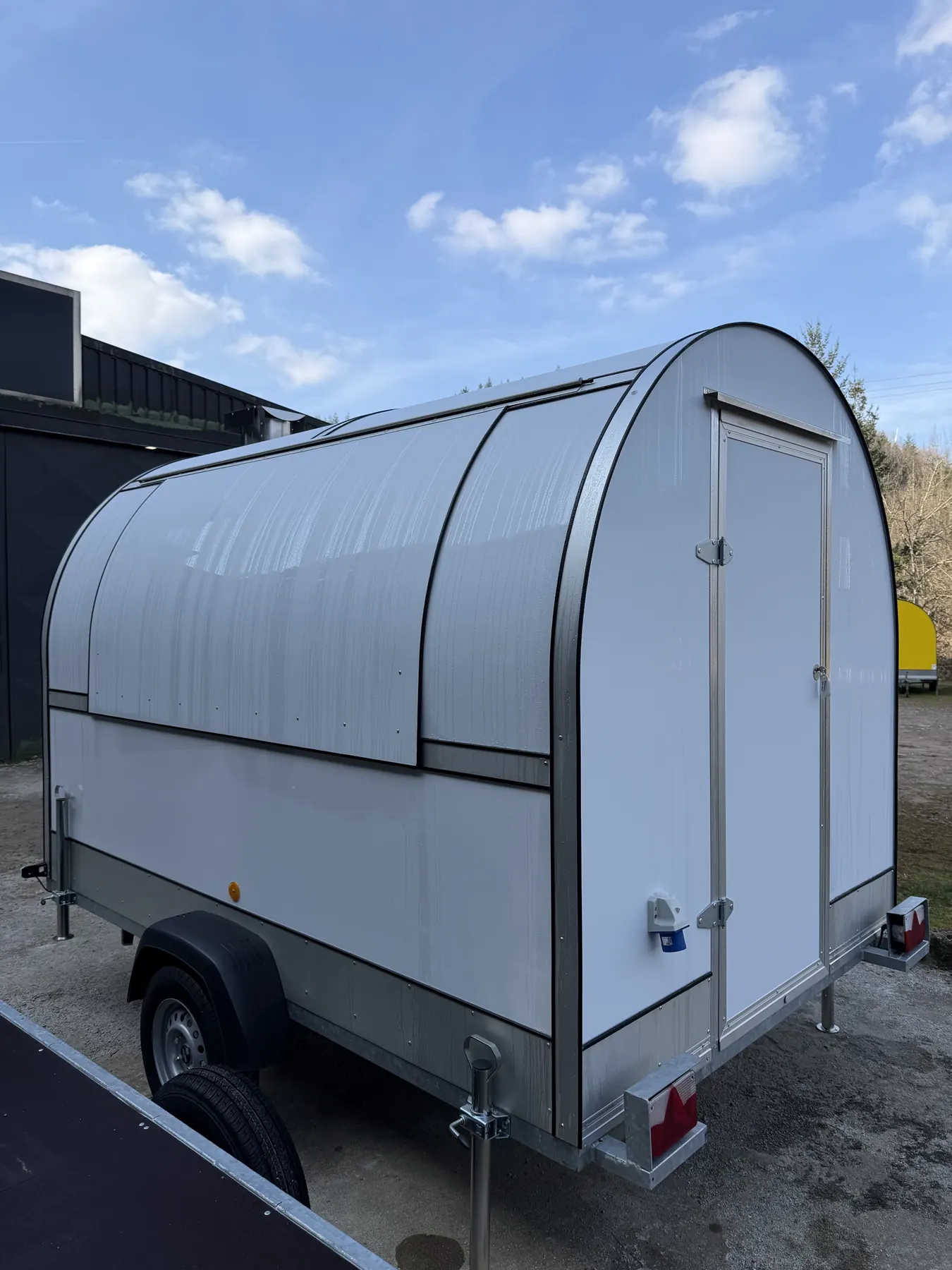 Remorque food truck coloris blanc, vue sur la porte d'accès