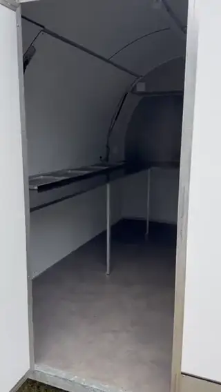 Vidéo de visite de l'intérieur de la remorque : plans de travail, évier, volet de service