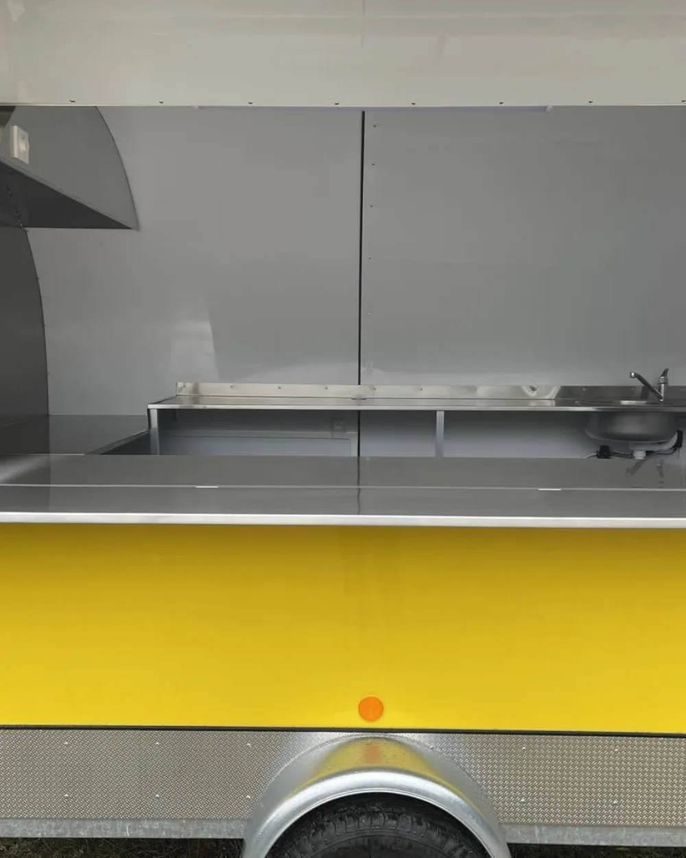 Détail du comptoir intérieur de la remorque coloris jaune