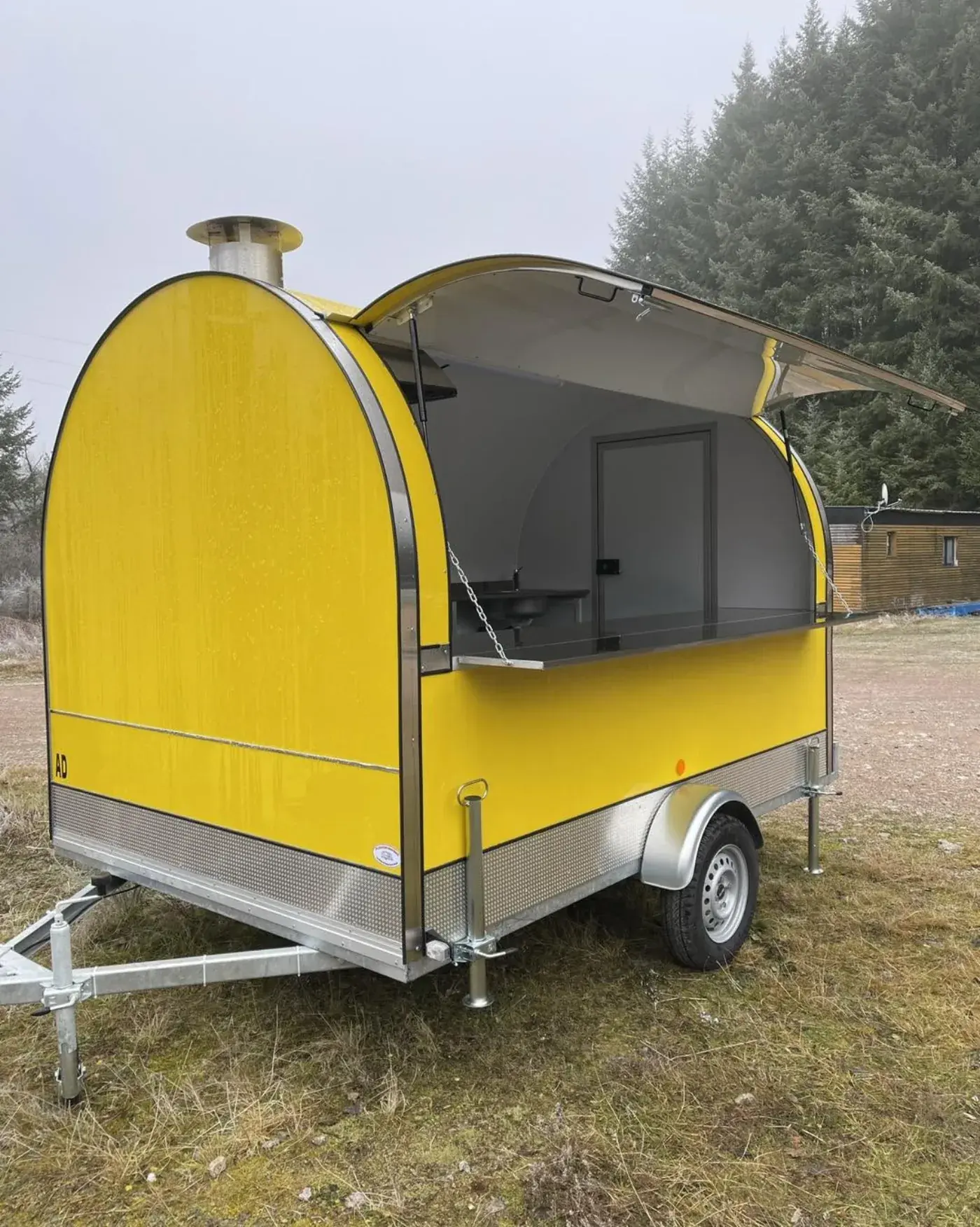 Remorque food truck coloris jaune, vue de côté