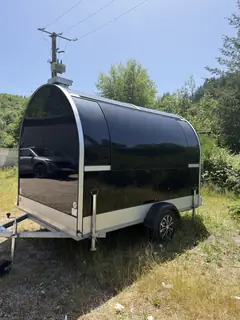 Remorque food truck coloris noir, auvent fermé