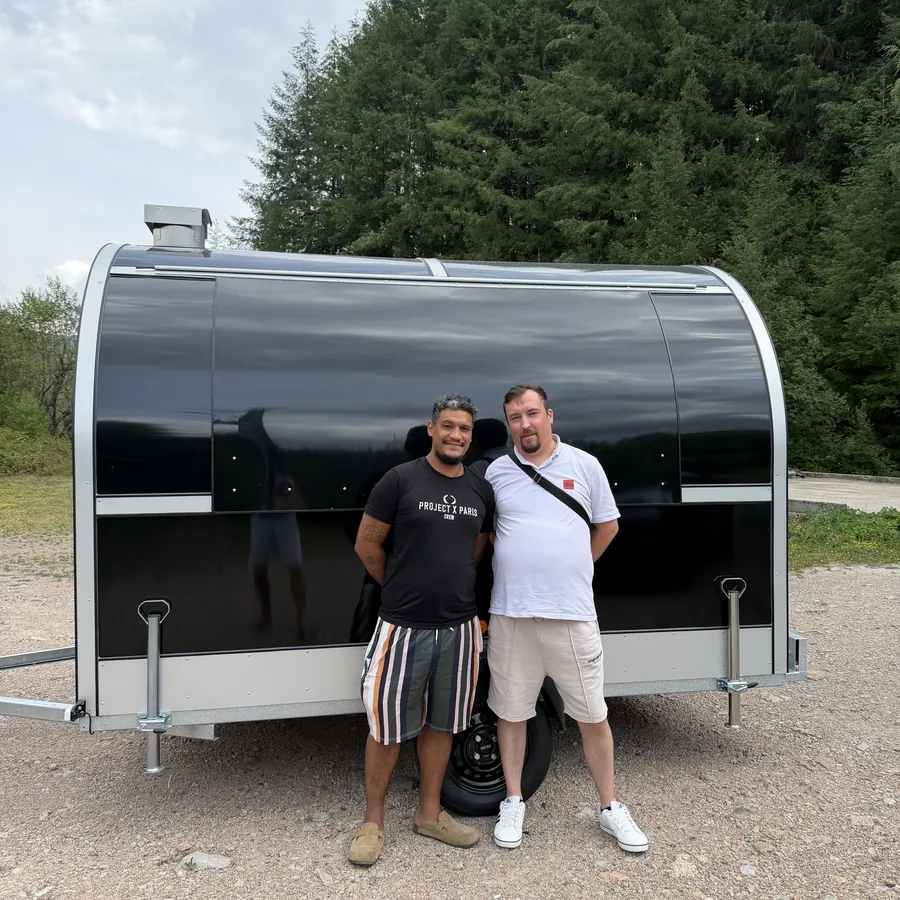 Client JR Location avec sa remorque food truck noire