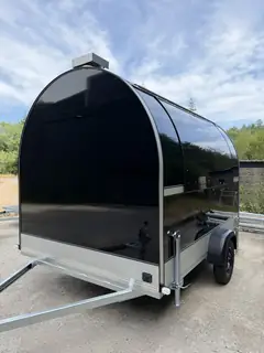 Remorque food truck coloris noir, vue 3/4