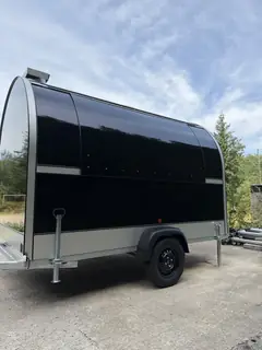 Remorque food truck coloris noir, vue de côté