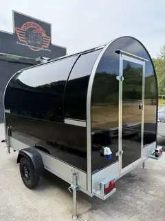 Remorque food truck coloris noir, vue sur la porte d'accès