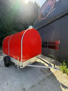 Remorque food truck coloris rouge, vue 3/4 avant