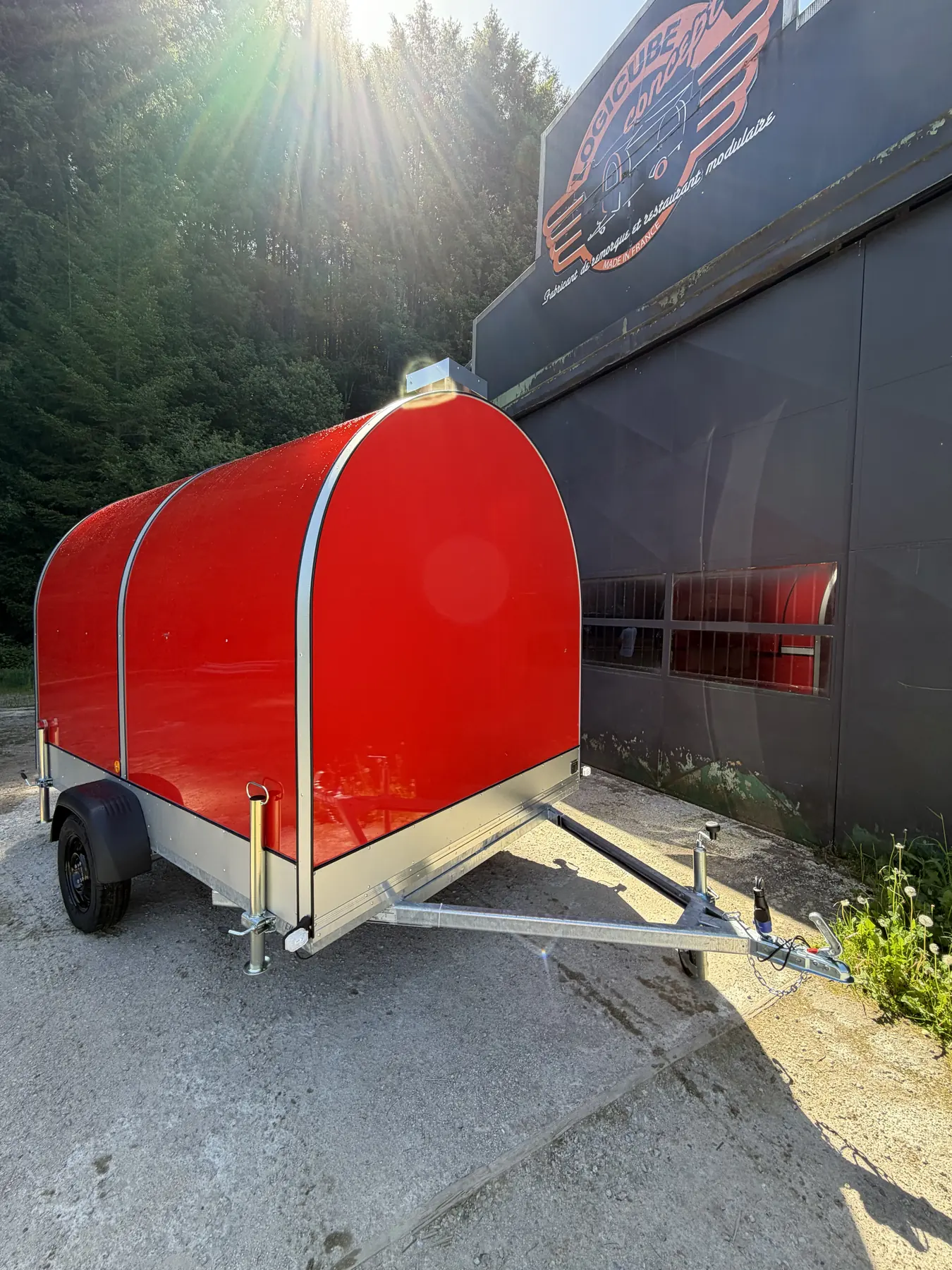 Remorque food truck coloris rouge, vue 3/4 avant