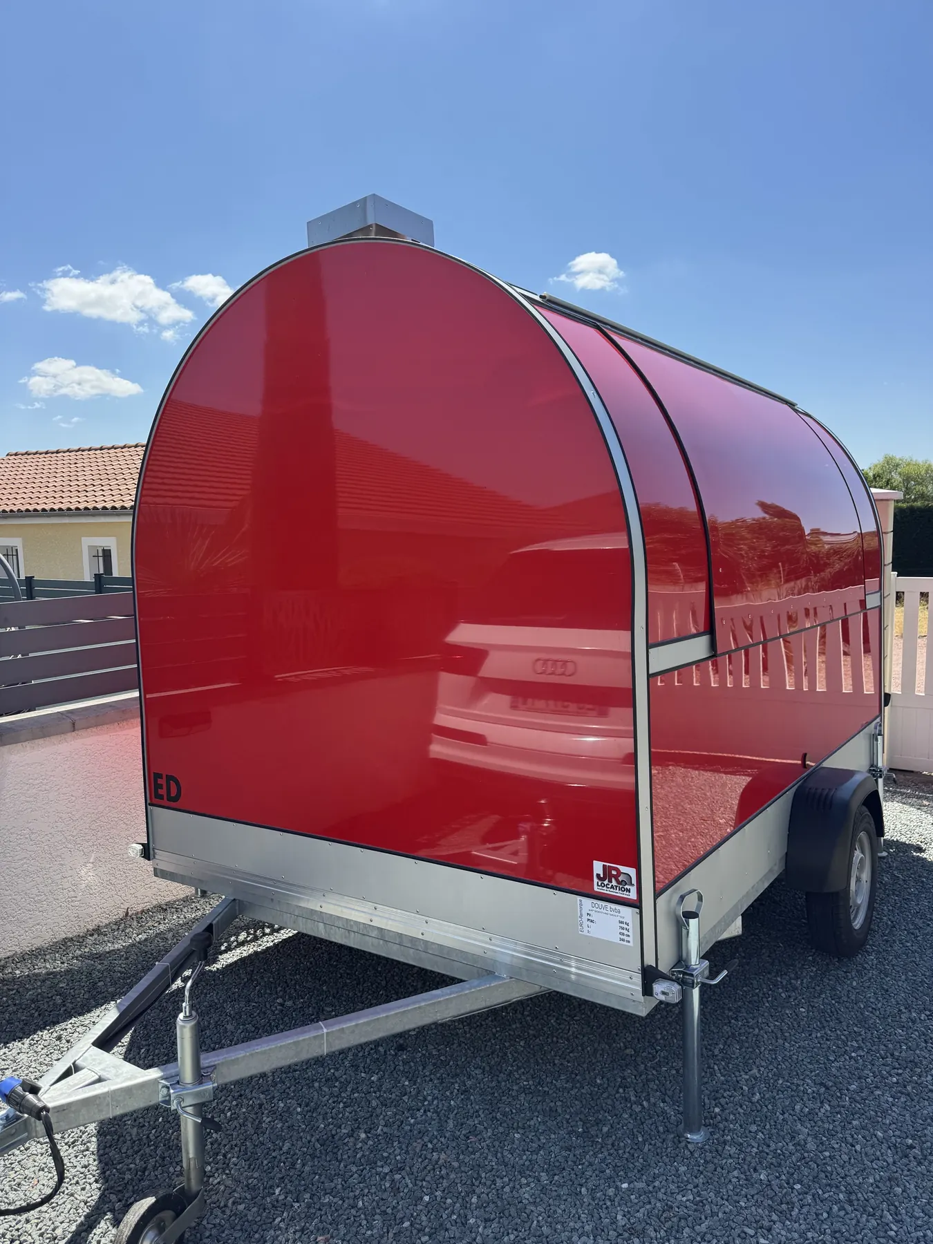 Remorque food truck coloris rouge, vue 3/4 avec logo JR Location