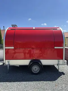 Remorque food truck coloris rouge, vue de face