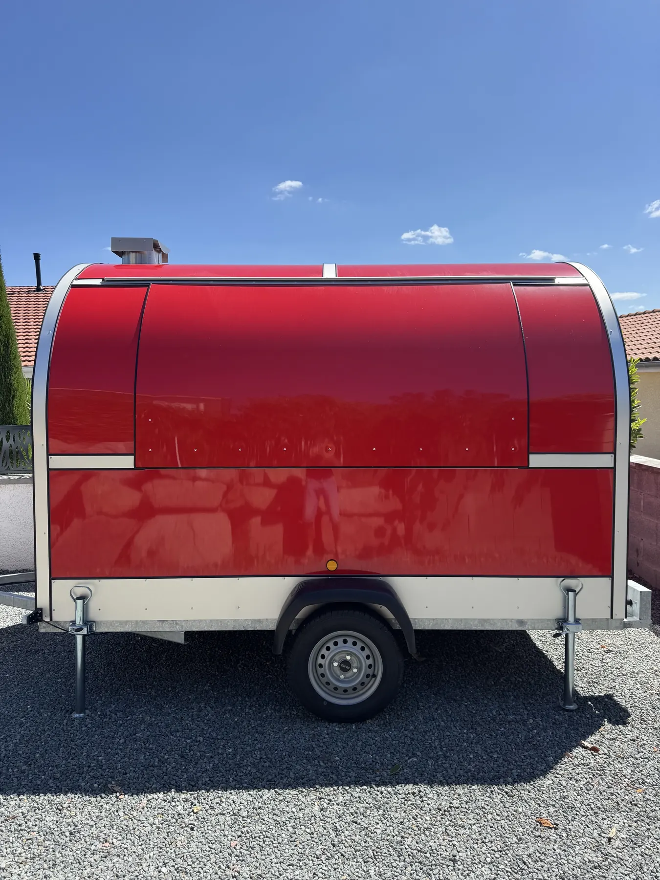 Remorque food truck coloris rouge, vue de face