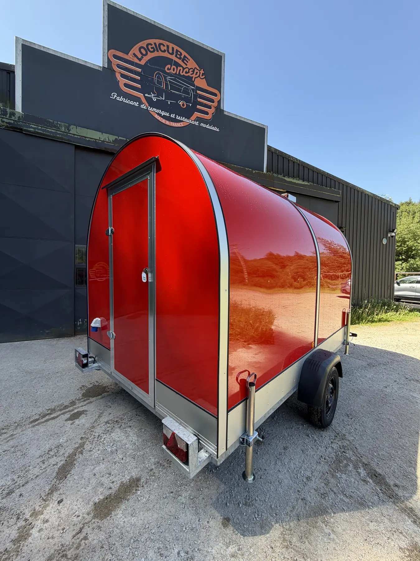 Remorque food truck coloris rouge, vue sur la porte d'accès